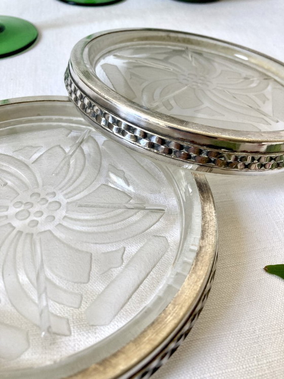 Paar Art-Deco-Flaschenuntersetzer – Sandgestrahltes, graviertes Glas und versilbertes Metall – Frankreich, (photo 6 of 12)