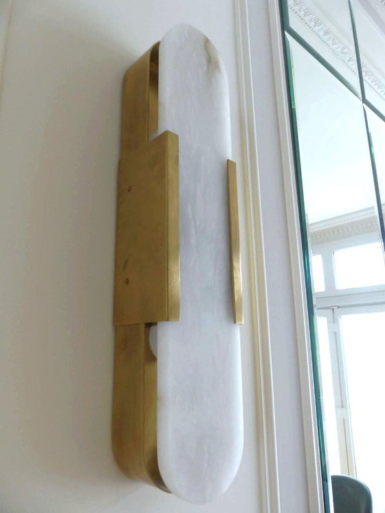 Image 1 of Set aus 2 Wandleuchten „Elongated Melange“ aus Messing und Naturalabaster von VISUAL COMFORT, entworfen von Kelly Wearstler
