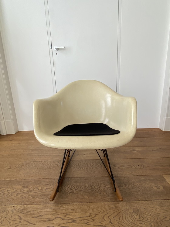 Image 1 of Set of 2 original Eames RAR rocking chairs fiberglass -Herman Miller