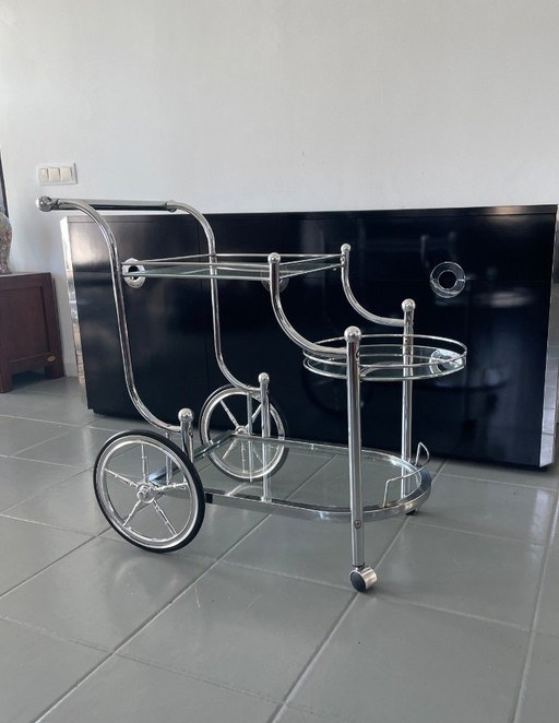 Chariot de service chromé à 3 niveaux, style milieu du siècle.