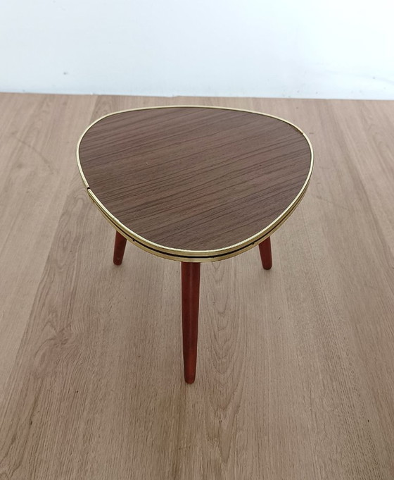 Image 1 of Mesa auxiliar de los años cincuenta con decoración de madera.