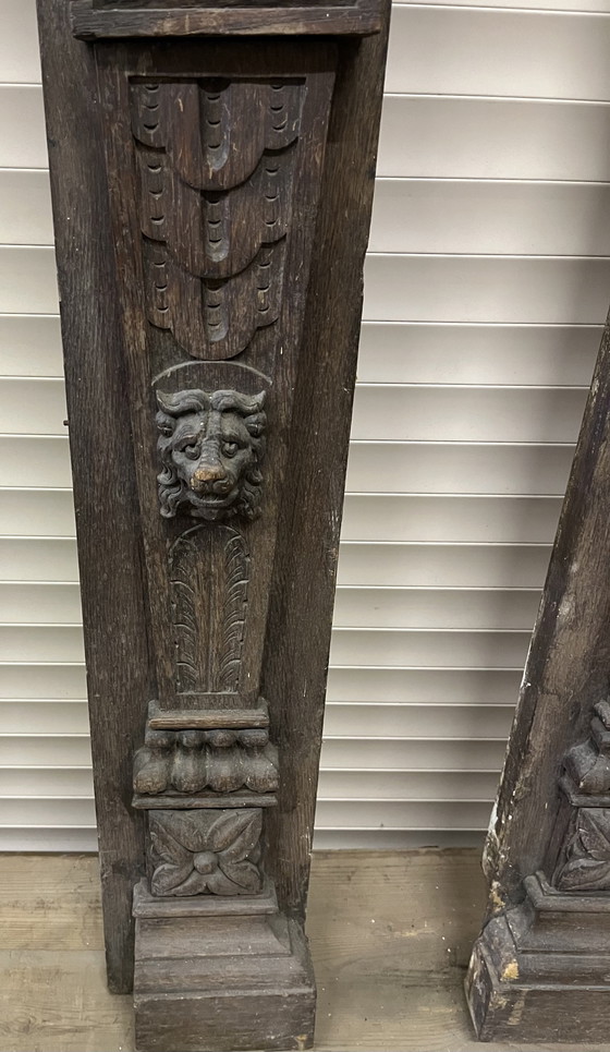 Coppia di pilastri antichi in rovere massello con intaglio in legno raffigurante leone e re/regina. (photo 8 of 10)