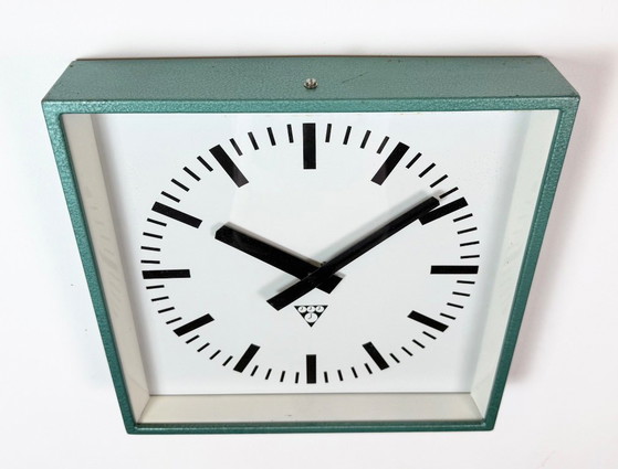 Horloge murale carrée industrielle verte de Pragotron, années 1970 – Pendules, Glass, Iron (photo 6 of 16)