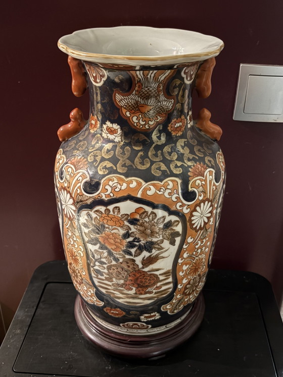 Grote Japanse Imari pronkvaas – 38 cm (40 cm met standaard) – verguld werk, feniks & pioenrozen – Vazen (photo 2 of 11)