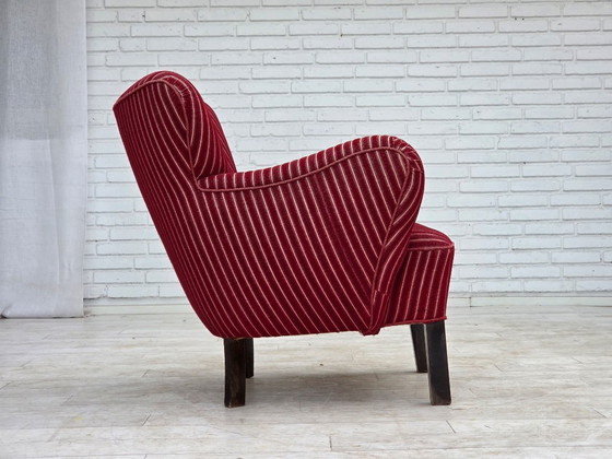 Image 1 of Deense fauteuil uit de jaren 60, bekleed met rood gestreepte meubelwol, poten van eikenhout.