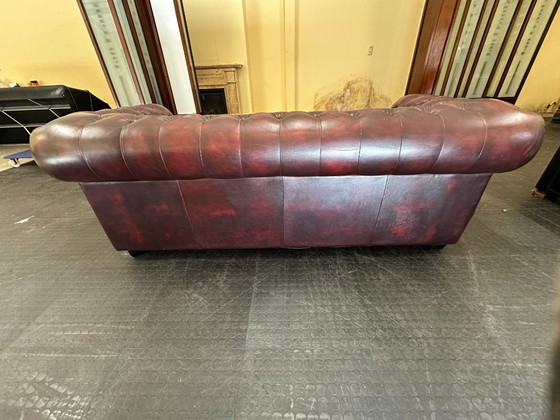 Chesterfield Sofa Worn. Oxblood Leather. 2.5 Seaters. – Chesterfield brand, 3-5 seaters, Wood (photo 7 of 8)