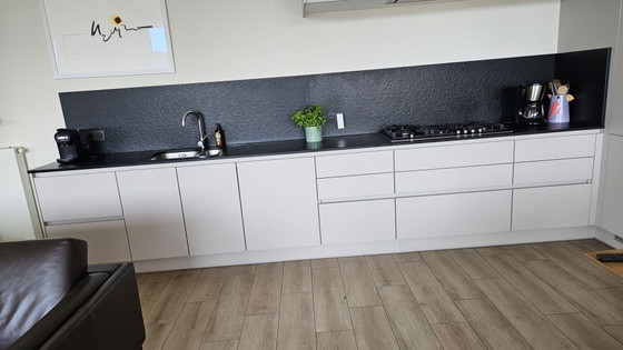 Image 1 of Voll ausgestattete, elegante, grifflose DEAPLUS-Küche mit Granitarbeitsplatte
