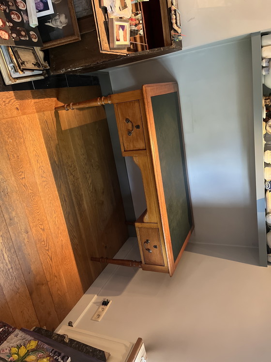 Image 1 of Schreibtisch mit Ledereinlage. 150 x 85 x 81 cm, Eichenholz-Finish.