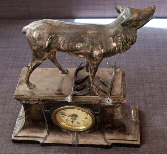 Image 1 of Antieke metalen hertenklok - Decoratief vintage uurwerk (2C07A)