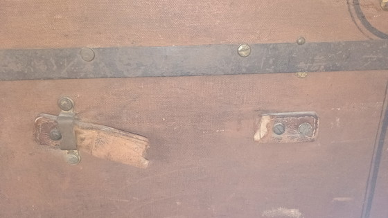 Image 1 of Vieille malle de voyage marron. À récupérer sur place uniquement.