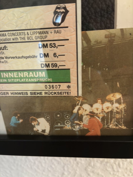 Image 1 of Rolling Stones, Berlino 1990 – Biglietto vintage incorniciato e collage di foto (biglietto raro per ospiti speciali)

