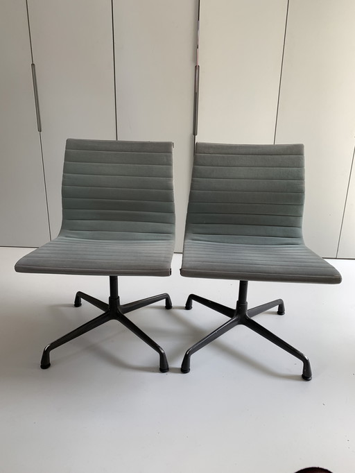 2 chaises de bureau Eames EA101 Vitra vert de mer couleur sauge