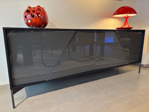 KENDO IS A SIDEBOARD WITH UNUSUAL GEOMETRIC DOORS: EACH ONE HAS A 30° CUT THAT DIVIDES IT INTO TWO PARTS THAT ARE NOT PERFECTLY