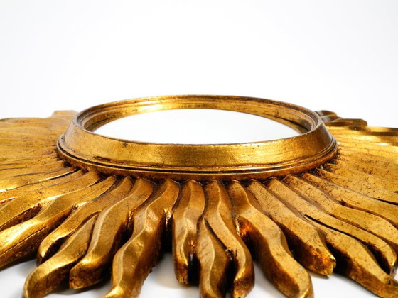 Image 1 of Grande specchio da parete Mid Century Modern Sunburst Kovex in legno e resina, placcato oro | Ø 52 cm