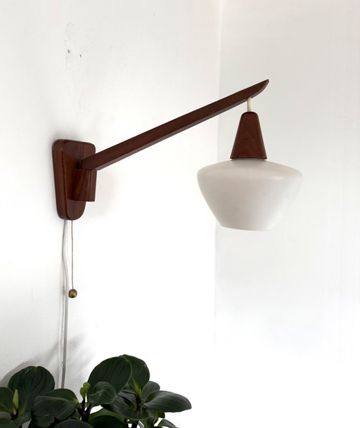 Vintage-Wandlampe aus Teakholz und Opalglas, Dänemark, 60er Jahre