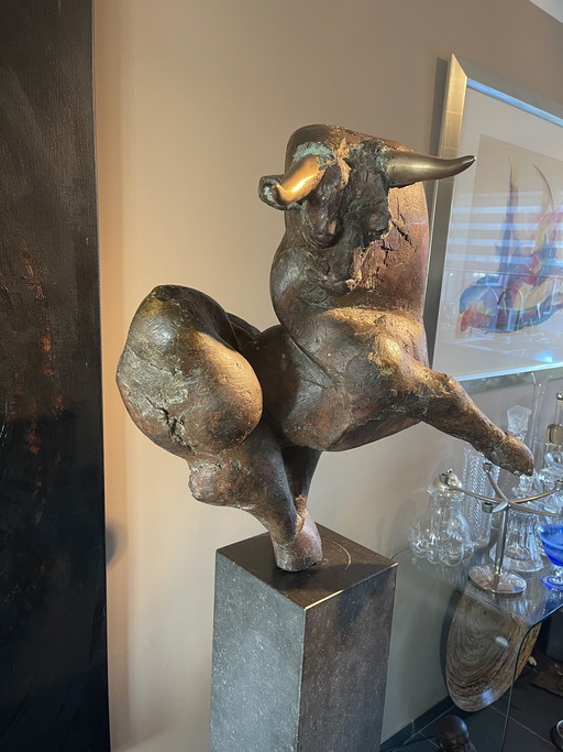 Toro di bronzo di Wim Steins