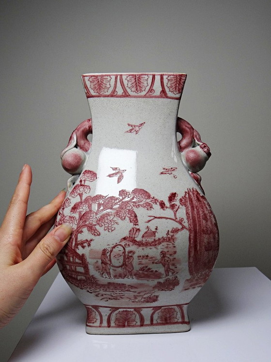 Image 1 of Roze chinoiserie balustervaas met perzikkleurige handvatten, Staffordshire-stijl, Engeland