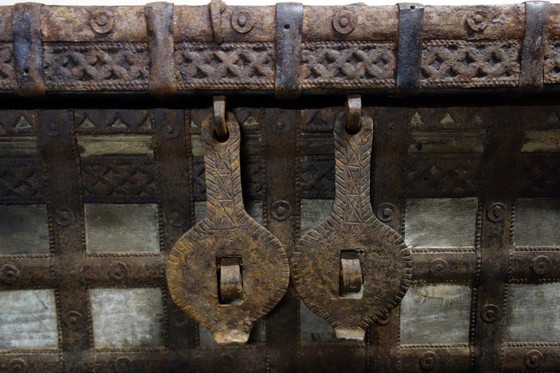 Image 1 of Antike Hochzeitstruhe aus Holz und Eisen, Indien, 19. Jahrhundert