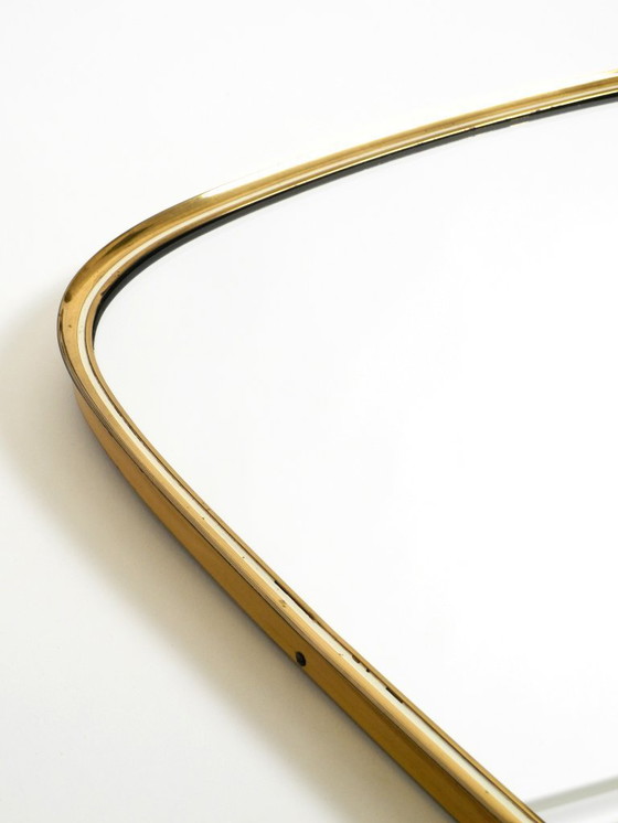 Image 1 of Beautiful heavy mid-century brass kidney-shaped wall mirror from Münchner Zierspiegel