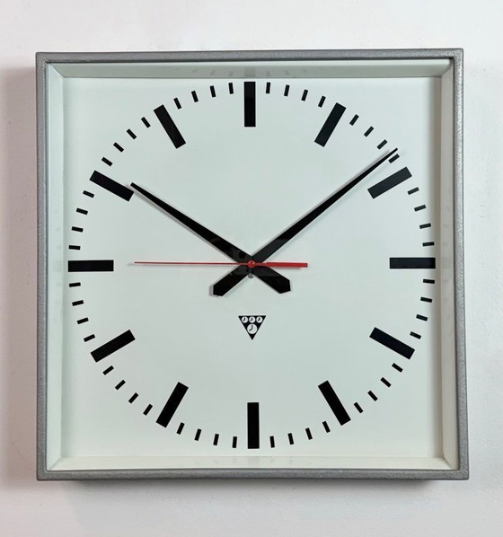 Image 1 of Reloj de pared cuadrado gris grande de Pragotron, años 70