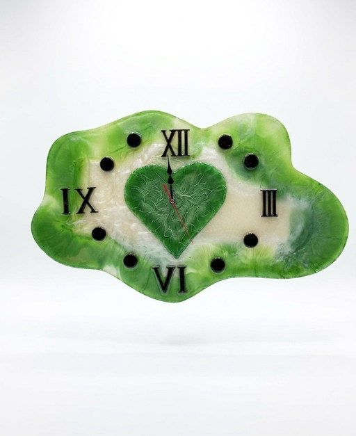 Orologio da parete artigianale in resina "Cuore di Smeraldo" - Forma organica e design astratto