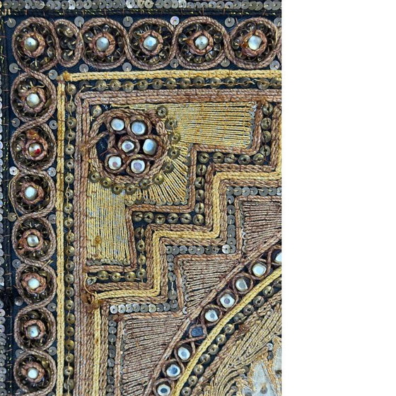 Burmesisches Goldstickerei-Paneel – Kalaga Wandbehang mit Reiter – Wanddekoration, Textile, Aziatisch (photo 7 of 10)
