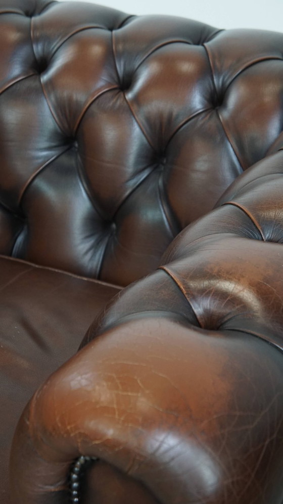 Image 1 of Donkerbruine Engelse rundleren chesterfield fauteuil met siernagels