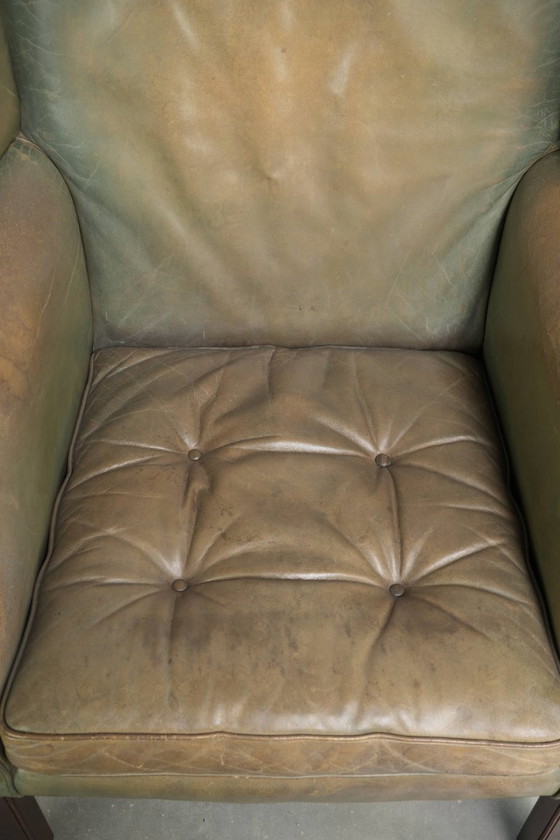 Alter Leder-Ohrensessel im englischen Stil mit schöner Patina und einzigartiger Farbe – Leather, Klassiek (photo 6 of 13)