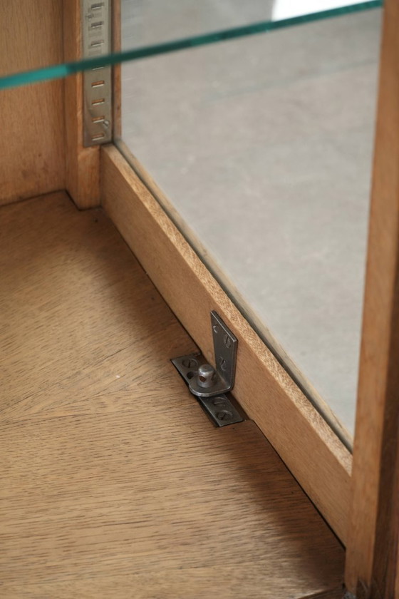 Image 1 of Vitrina antigua holandesa de roble con 2 puertas, estantes de cristal y parte trasera con espejo.