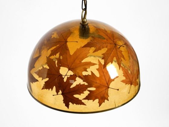 Image 1 of Rara e grande lampada a sospensione italiana degli anni '70 in resina con foglie d'acero incorporate.