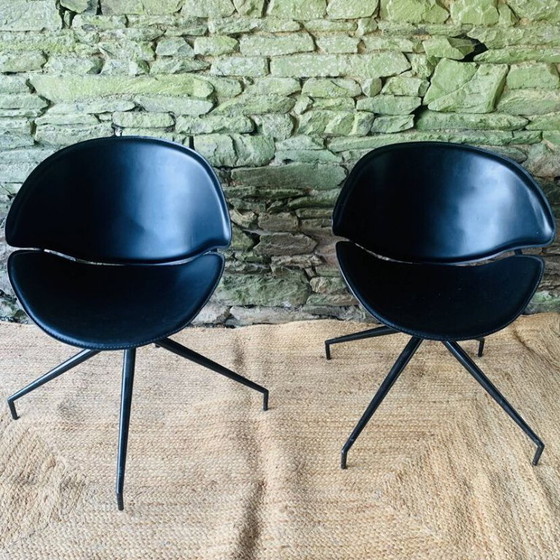 Een paar modernistische draaibare fauteuils van zwart leer. – Leather (photo 6 of 16)