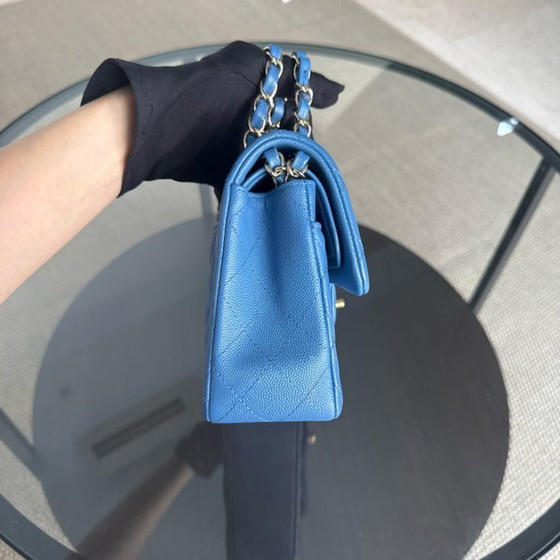 Image 1 of Chanel Classic Flap Small - Caviar 23CM Gewatteerd Oceaanblauw Goudkleurige Hardware Serie 30