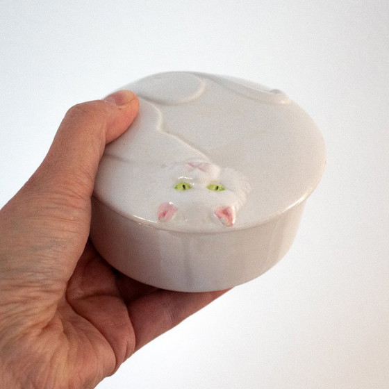 Image 1 of Boîte vintage en porcelaine blanche avec un chat sur le couvercle