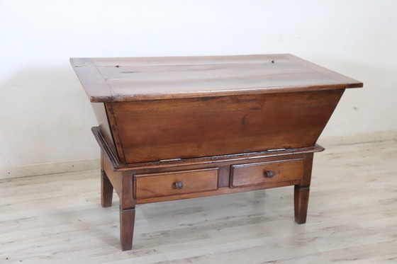 Image 1 of Armario antiguo de nogal macizo, Italia S. XIX