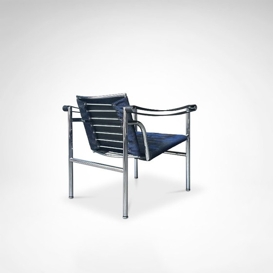 Poltrona LC1 in pelle di cavallino blu e nera, disegnata da Le Corbusier e altri per Cassina, anni '90. (photo 9 of 12)
