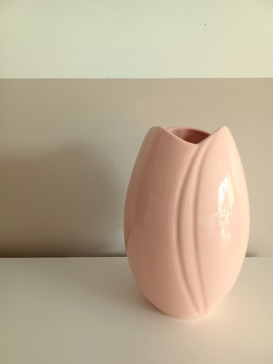 Image 1 of Zalmroze tulpvormige vaas – Art Deco Revival uit de jaren ’80