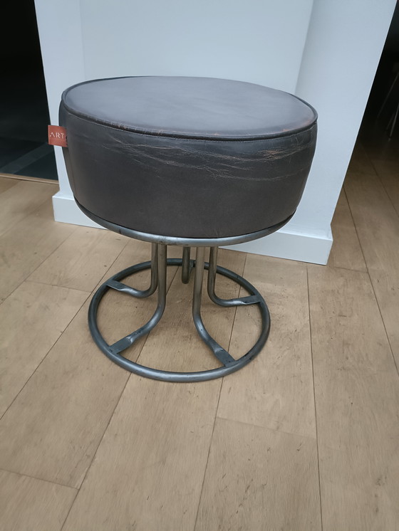 Image 1 of pouf en cuir gris