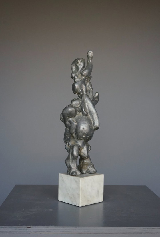 Groot abstract beeldhouwwerk, jaren 1960, lood op een marmeren sokkel. – Beeldhouwkunst, Marble, Metal (photo 3 of 10)