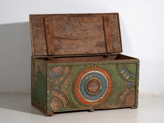 Malle ancienne sculptée style art populaire (c.1900) #79 – Armoires de rangement (photo 16 of 40)