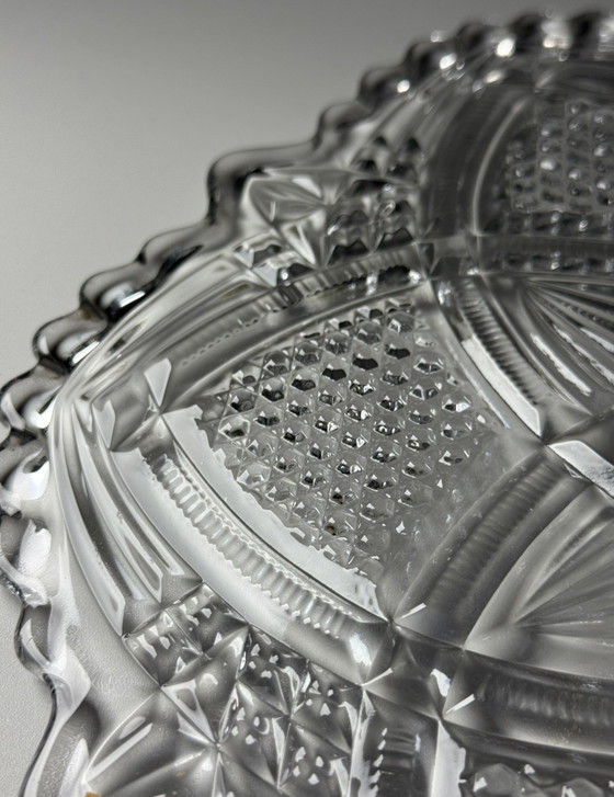 Image 1 of Val Saint Lambert “Gilbert” taartstandaard – Geperst kristal – Vermeld in de catalogus van 1913 – Grootste formaat (31 cm)