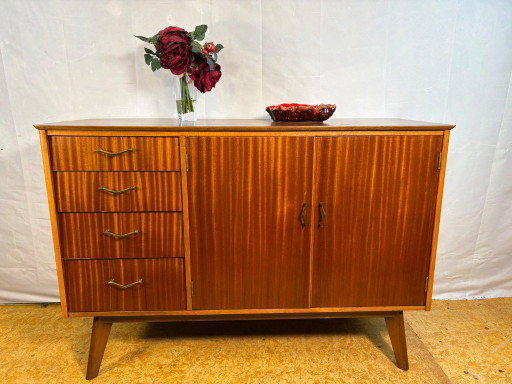 Aparador vintage de teca Remploy | Años 50-60 | Diseño británico de mediados de siglo. Un magnífico aparador vintage de teca