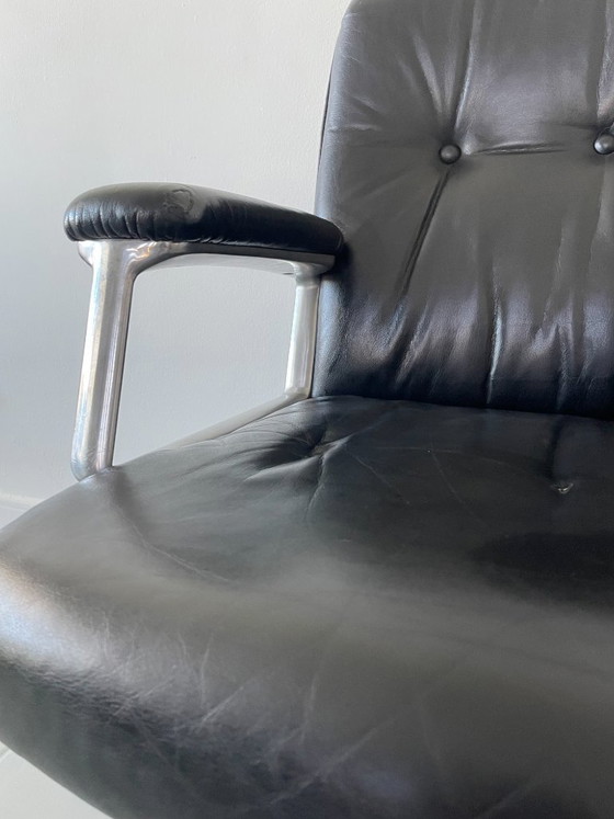 Image 1 of Poltrona modello P126, disegnata da Osvaldo Borsani per la prestigiosa azienda italiana Tecno S.p.A. nel 1966.