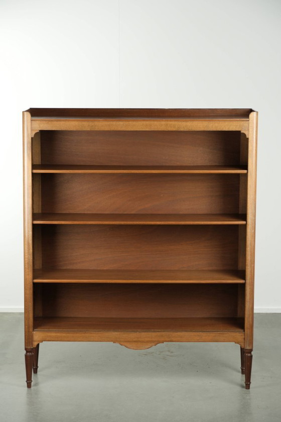 Image 1 of Antieke Engelse boekenkast/ legkast uit eind 19e eeuw met een mooie uitstraling in een subtiel formaat