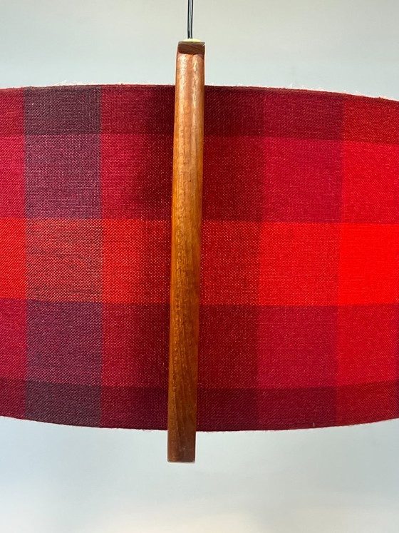 Image 1 of Lampada a sospensione vintage in teak con paralume a quadri rossi, Scandinavia anni '60