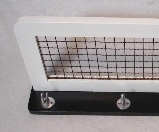 Image 1 of Appendiabiti da parete vintage con cappelliera in legno e filo di ferro, bianco e nero, anni '50