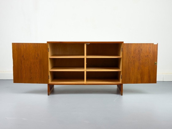 Image 1 of Teakhouten Ry-100 kast van Hans J. Wegner voor Ry Møbler, jaren 60