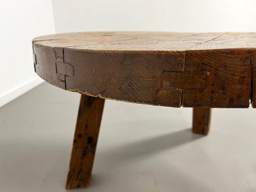 Antiker runder Couchtisch im spanischen Brutalismus-Stil aus massiver Eiche, 1930er Jahre