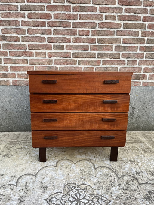 Cassettiera vintage di metà secolo in teak a 4 cassetti, con maniglie e gambe in wengé massello.