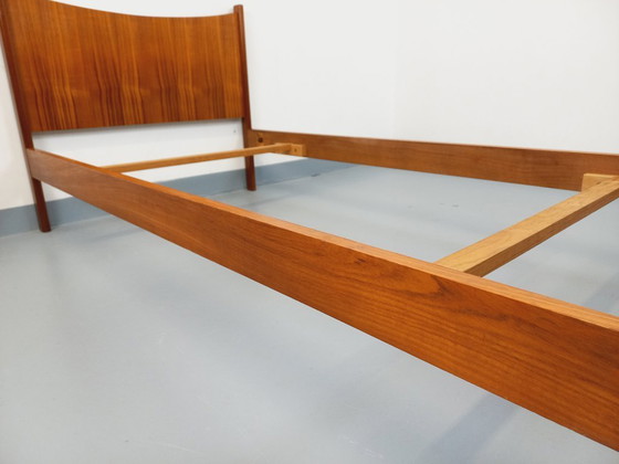 Image 1 of Lit simple vintage style scandinave en teck des années 60