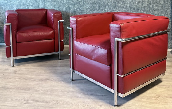 Image 1 of 2 vintage LC2 Le Corbusier stoelen in rood leer, Italië, jaren 80